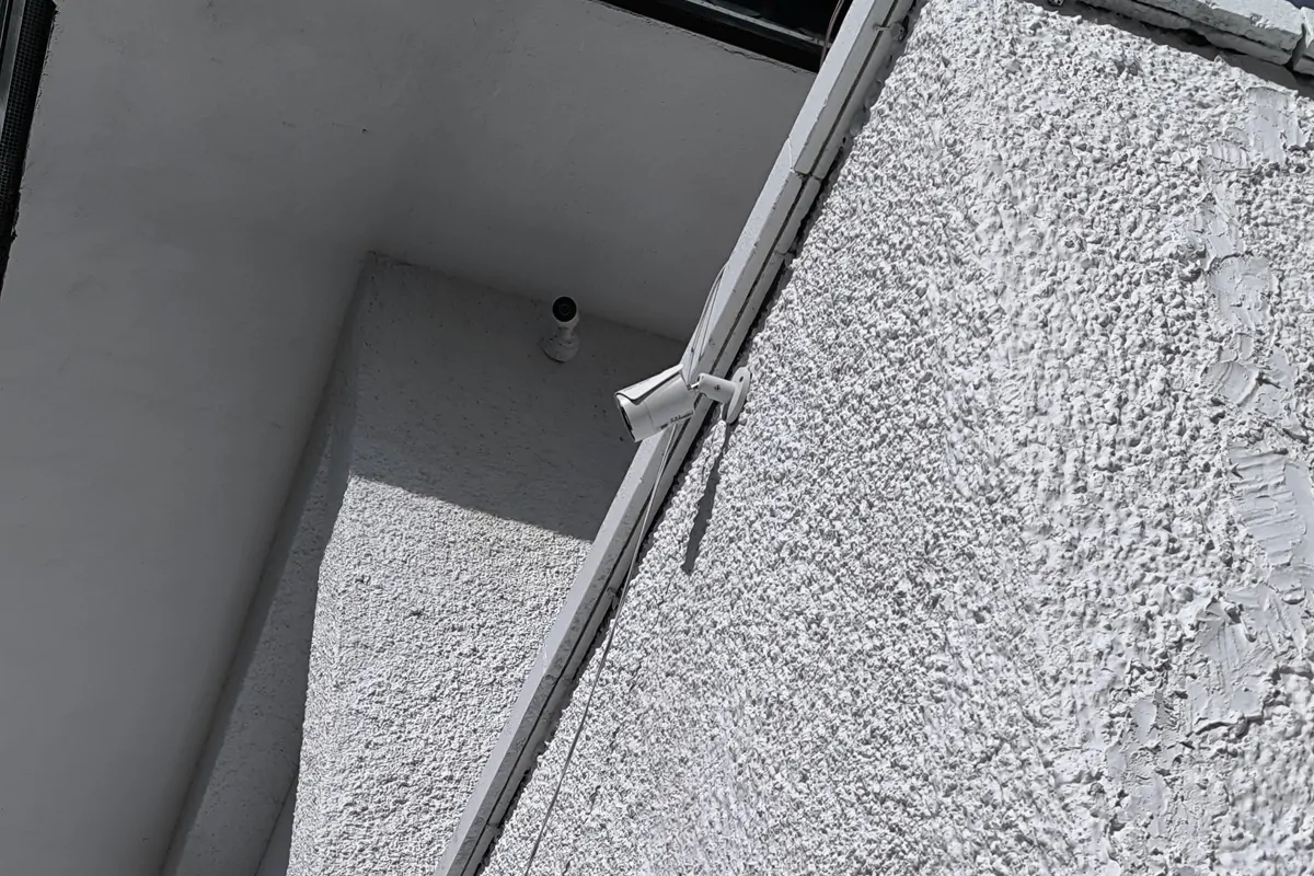 Cámara CCTV instalada en fachada exterior