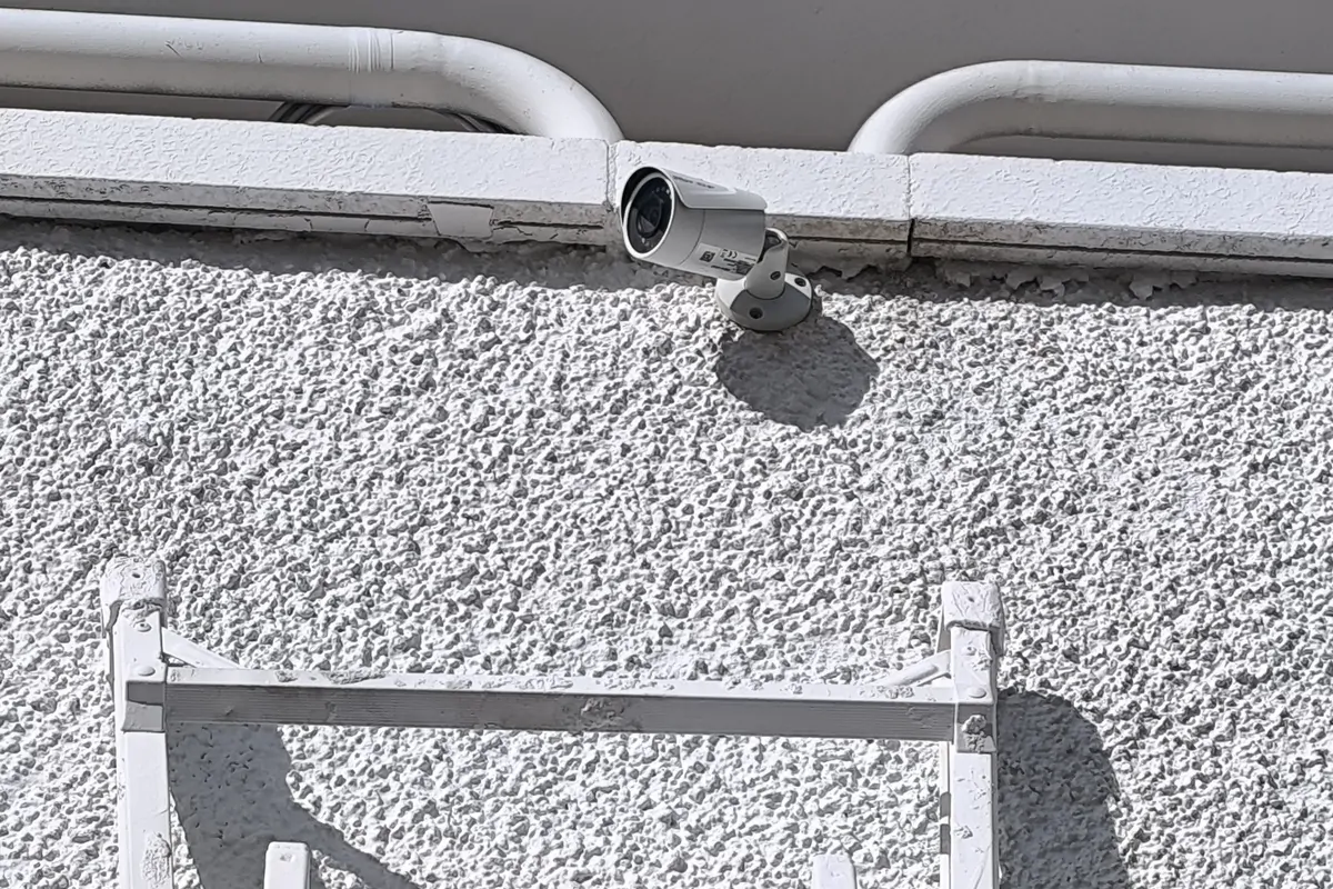 Instalación de cámara exterior en negocio de Granada