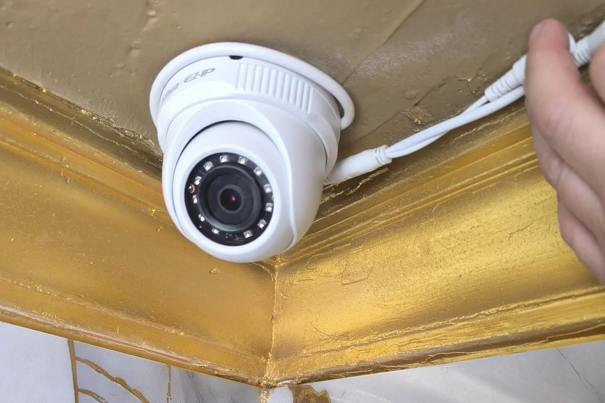 Cámara CCTV instalada en interior