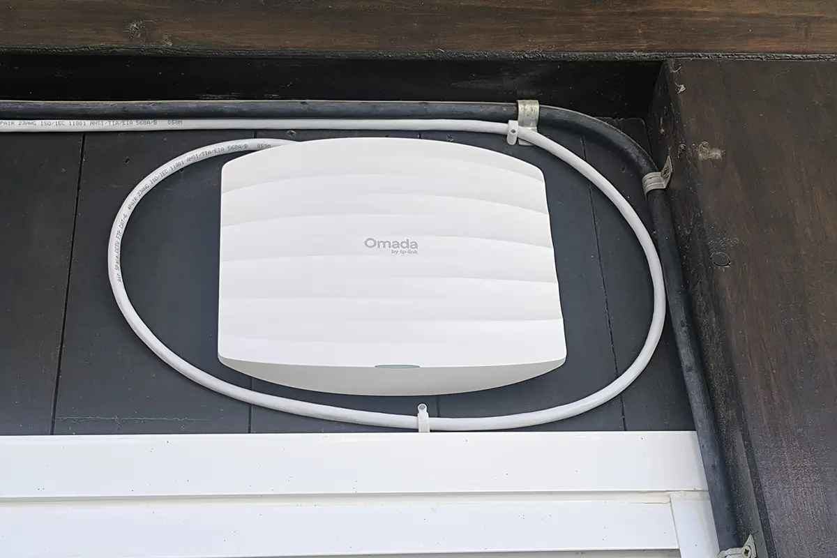 Punto de acceso wifi instalado en techo