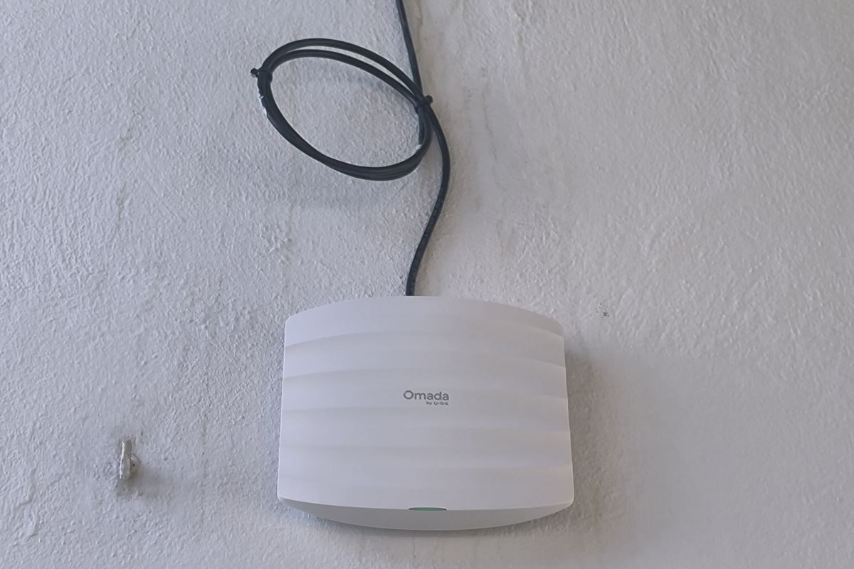Punto de acceso wifi instalado en pared